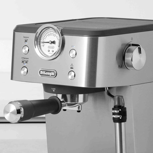 De'Longhi Classic Espresso Machine stainless steel with 15-bar pressure and Thermoblock technology for espresso and frothy milk drinks